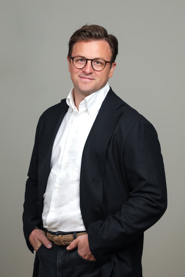Porträtt av Daniel Jonsson, interimjurist inom entreprenad- och fastighetsrätt